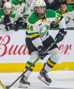 Han är en stor talang och räknas till en av de mest lovande backarna i sin ålder. Logan Mailloux - PuckPreps