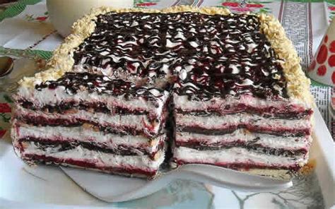 Evo recepta za ukusnu tortu pogodnu za posna slavlja koja se lako sprema i ne može da ne uspe. Posna torta sa malinama i čokoladom | C Slatka tradicija