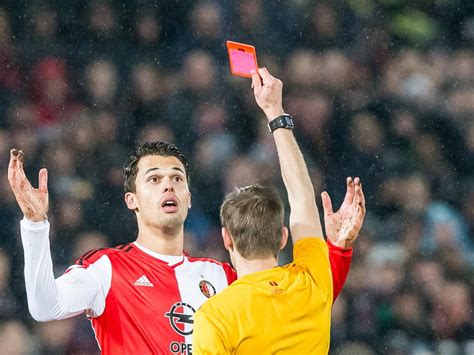 Var | mazraoui krijgt rode kaart in kampioenskraker. Rode Kaart Feyenoord | Kaart
