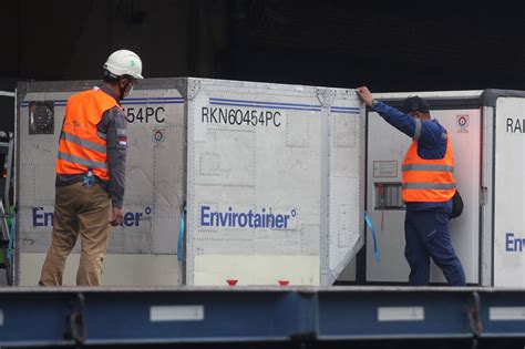 Vaksin sinovac yang dikenal juga dengan nama coronavac sudah mendapat izin penggunaan darurat dari badan pengawas obat dan makanan (bpom) ri. Foto: 1,8 Juta Dosis Vaksin Covid-19 Sinovac Tiba di ...