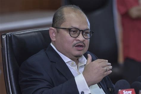 The businessman with the datuk seri title, is being sought by police for his alleged involvement in a money laundering and commercial crime syndicate. Video semburit: Shamsul Iskandar beri keterangan polis ...