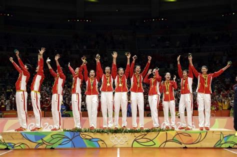 昨日中國女排在奧運小組賽中不敵土耳其，以 3：0 落敗。新加坡《聯合早報》報道，有內地網民指是因為女排成員穿了 adidas 贊助的隊服，直指「拿獎的都穿安踏、李寧」。 瑞典時裝集團 h&m 去年發表關注新疆強制勞役的聲明. 中國女排奧運奪金 「漢奸」教練變「英雌」 - 自由體育