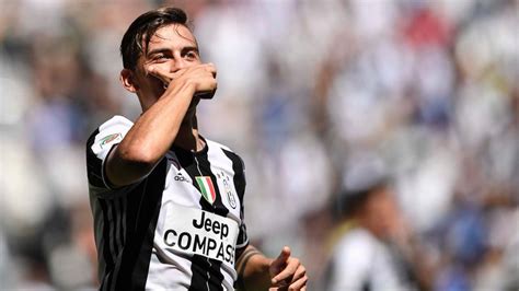 Der jubel von dybala zeichnet sich dadurch aus, dass er seine hand mit ausgespreiztem zeigefinger und daumen auf den mund legt. Juventus Win Sixth Straight Serie A Title