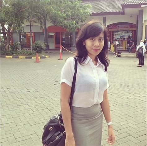 Foto Hot Sexy dokter Asri Budianthy tante girang yang suka pakai baju tembus pandang - Paling Aneh