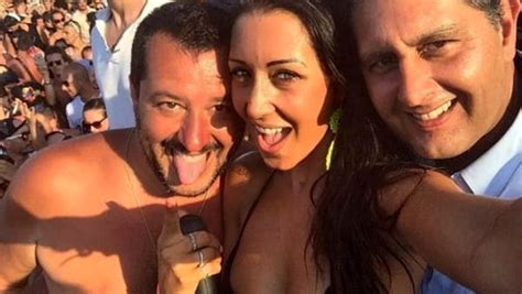 Il leader della lega stava registrando un video nel balcone del suo appartamento, parlando della necessità di incentivare le. Matteo Salvini scatenato a Milano Marittima: le foto ...