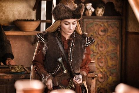 .gündeme gelen ve bir dönem partneri onur tuna ile aşk haberleri çıkan sevda erginci, gerçek sevgilisiyle yakalandı. Turna Hatun Sevda Erginci Turna Hâtun in 2021 | Fashion ...