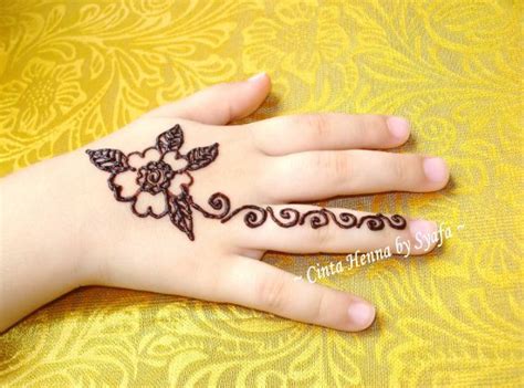 Henna putih simple ini bener2 cocok banget buat temen2 yg lagi belajar henna. Lukisan Corak Inai Simple Untuk Budak | Inai, Lukisan, Tangan