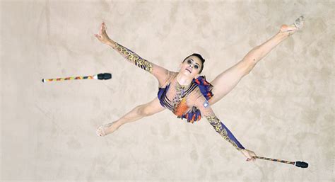 לינוי אשרם היא מתעמלת אמנותית ישראלית, סגנית אלופת העולם לשנת 2018 בתרגיל הקרב⁻רב, בעלת אחת עשרה מדליות מאליפויות העולם, מהן שש כסף וחמש ארד. לינוי אשרם חושפת: איך הופכים מתעמלת לאלופת עולם