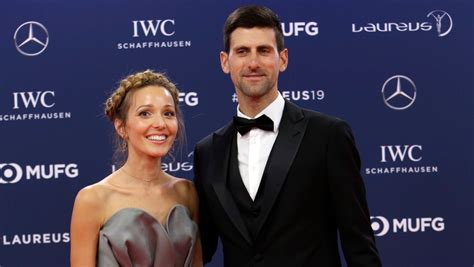 Energiju i pozitivne vibracije na ovogodišnjem rolan garosu daje mu supruga jelena đoković, koju je kamera u toku meča uhvatila sa gomilom slatkiša, odnosno čokoladica. Novak Wife : Novak Djokovic Puts On An Affectionate ...