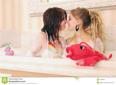 Es soll genau dieses maß und diese form von sechseck badewanne 190 x 90 cm sein, dann schauen sie in der jeweiligen artikelbeschreibung. Zwei Frauen In Der Badewanne Stockfoto - Bild von reinigen ...