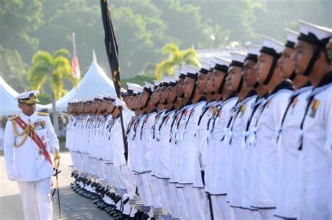 Panglima tentera laut, laksamana tan sri ahmad kamarulzaman ahmad badaruddin berkata, lms melengkapkan tldm dengan aset yang berkemampuan tinggi dalam melaksanakan operasi di perairan negara. Ideologi IS Cabaran Baharu Tentera Laut - Panglima TLDM ...