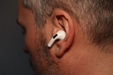 Airpods pro 具备主动降噪功能，可根据你耳部的几何结构和耳塞的佩戴贴合度持续进行调节，以阻隔外界噪音，让你听得更专注。 这，在入耳式耳机中堪称独树一帜。 外向式麦克风会检测外部声波。 Apple AirPods Pro Test - Der ideale In-Ear-Kopfhörer für E ...