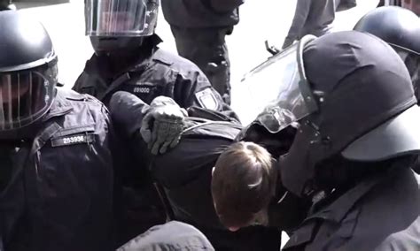 Das kanzleramt will eine verlängerung des bestehenden lockdowns bis in den april hinein. Deutschland: Pro- und Anti-Lockdown-Demonstranten treffen ...