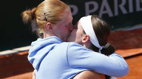 Non hanno mai nascosto la loro relazione sentimentale, tanto che il bacio scambiato a wimbledon 2018 (quando la van uytvanck è corsa verso il suo angolo per abbracciare la compagna. Greet Minnen échoue aux portes du tableau final à Roland ...