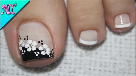 Aplica una base en todas las uñas, color plata. Decorados De Uñas Para Pies En Blanco Y Negro - Colores Unas