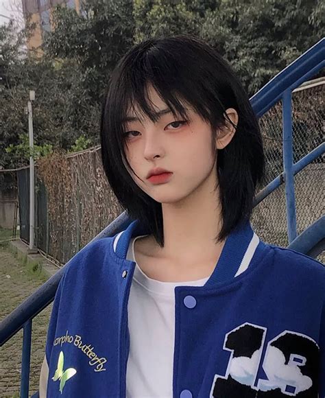 Asian hairstyles in general and korean hairstyles in particular have already experienced an enormous change year by year and gradually claimed its position on the top trendiest hairstyle list. 不要欺负小谢 on Instagram: "😾" in 2021 | Shot hair styles, Korean short hair, Aesthetic hair