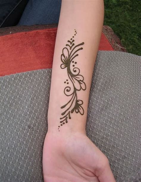 If you are considering getting a tattoo on a bracelet mehndi designs like bracelet are rather very easy to be made on the hands and look very sophisticated. Beautifull Easy Henna Animals On Wrist, Paling Update!