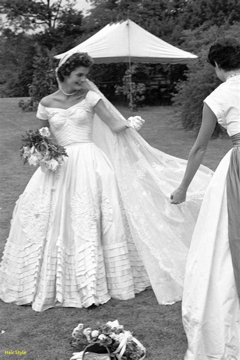 Das brautkleid von jackie kennedy gilt als eines der ikonischsten hochzeitskleider ever. Account Suspended | Hochzeitskleid, Berühmte ...