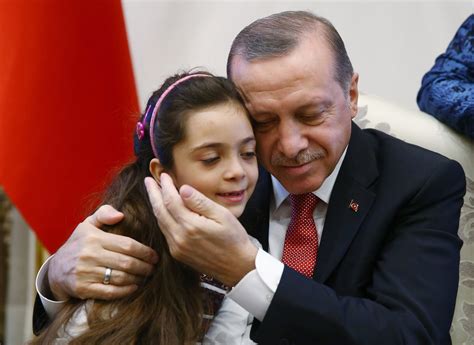 Cumhurbaşkanı recep tayyip erdoğan, abd başkanı donald trump ile telefonda görüştü. Syrian Girl, Bana Alabed, Meets and Hugs Turkey's ...