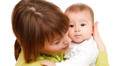 A mãe ficou assustada ao ver que o filho estava dormindo ao lado de um bebê, o qual ela pensou ser um fantasma. Amor de mãe faz cérebro do filho se desenvolver mais, diz ...