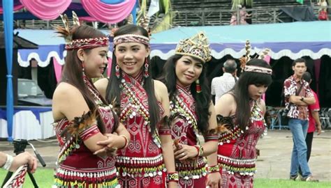 Maybe you would like to learn more about one of these? 10 Upacara Pernikahan di Indonesia yang Bikin Kamu Buruan ...