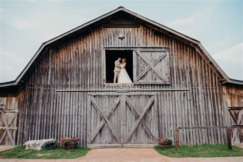 Jones creek er en lat fjellstrøm for å bare sitte i det kule, skyggefulle to golfbaner innen en kilometer i begge retninger. Top 10 Tennessee Wedding Venues - Meghan Lynch Photography