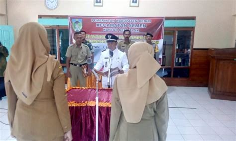 Masa kerja perangkat desa terhitung sejak : Dua Perangkat Desa Titik Jalani Pelantikan di Balai Desa ...