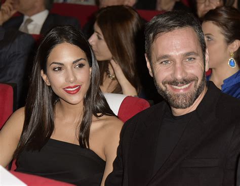 Lei beccata senza reggiseno e lui con qualche chilo in più accumulato durante. Rocío Muñoz Morales e Raoul Bova: la prima foto di Luna ...