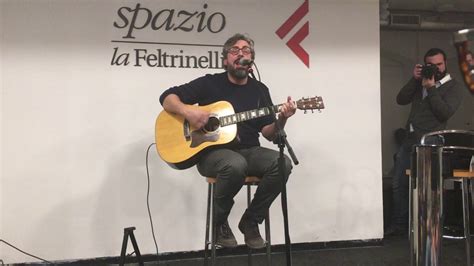 Le sue canzoni sono disadorne e dirette, ora disilluse. Brunori Sas - La verità - la Feltrinelli Napoli - YouTube