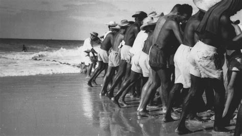 Premier long métrage de glauber rocha qui raconte le retour d'un jeune noir dans son village natal. Barravento (Glauber Rocha, 1961) - La Cinémathèque française