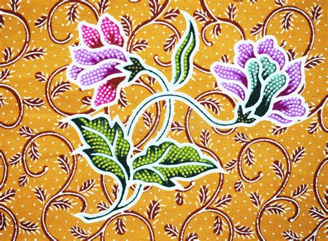 Kuku dan paruh yang taham serta kepakan sayap. MOTIF BATIK FLORA | 20+ Contoh Batik Bermotif Tumbuhan ...