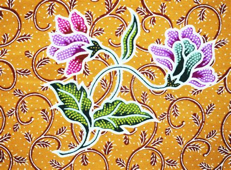 Kuku dan paruh yang taham serta kepakan sayap. MOTIF BATIK FLORA | 20+ Contoh Batik Bermotif Tumbuhan ...