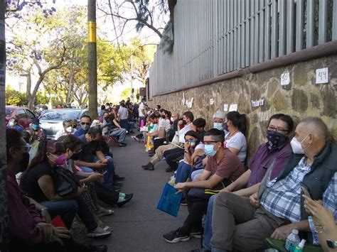 La vacuna de sinovac biotech está acabando con el. En Jalisco esperan formados hasta 60 horas para recibir la ...