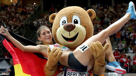 Hier setzte sie sich in 15:26,80 minuten mit großem vorsprung vor miriam dattke (lg telis finanz regensburg/15:39,40) und denise krebs (bayer. Leichtathletin Gesa Felicitas Krause privat: So freizügig ...