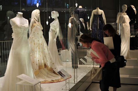 Ihre hochzeit im jahre 2011 machte kate middleton zur prinzessin. Kate Moss: Hochzeitskleid von Supermodel kommt in Museum ...