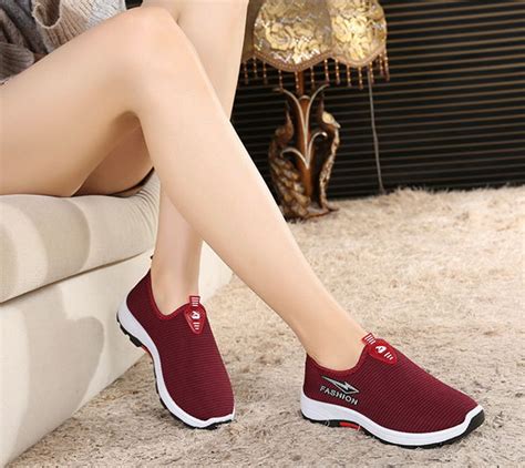 Adapun harga sepatu roda yang ditawarkan mulai rp 250 ribu hingga rp 450 ribu sesuai kualitas dan merek produk. Sepatu Cewek Fashion Import Warna Merah - Grosiran Batam