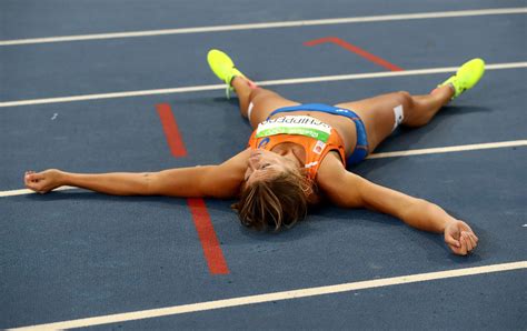 De arnhemse raakte in hengelo haar wedstrijdrecord op de 100 meter kwijt aan de britse, die schippers in 2018 onttroonde als snelste vrouw van europa. Paniek? Ja, omdat Dafne rustig blijft | Foto | AD.nl