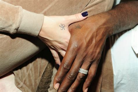 According to celeb buzz, khloe kardashian recently posted a photo on her social media accounts promoting a brand of detox tea, and fans noticed that the tattoo of lamar odom's initials were. Gaveidéer: Giv en morgengave, din kommende ægtemand vil ...