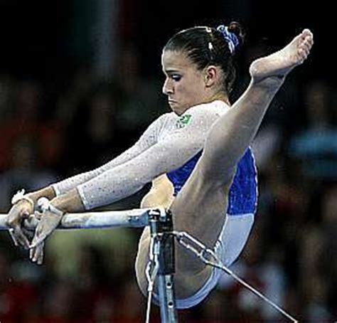 Para a categoria feminina a ordem é de salto sobre o cavalo, prova de paralelas assimétricas, prova de trave e a ginástica de solo. Em movimento: Ginástica Artística