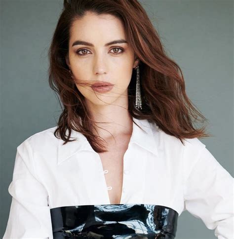 Yeferson cossio, se transformó en una estrella en las redes sociales y, hace un par de semanas sorprendió cuando se puso implantes de senos. Adelaide Kane 📸 by Hudson Taylor ♤ October 2018 (con ...
