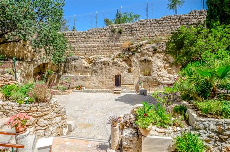 Then last year, the israeli police briefly shut down the holy sepulchre when israel's antiquities authority determined the building was unsafe. #slowitdownSunday / taking you on a trip inside the empty ...