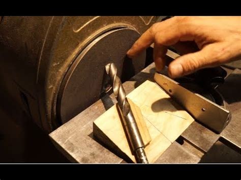 Leah demonstrates how to use a file to sharpen a spade/paddle bit. Sharpen drill bit. The easy way - YouTube