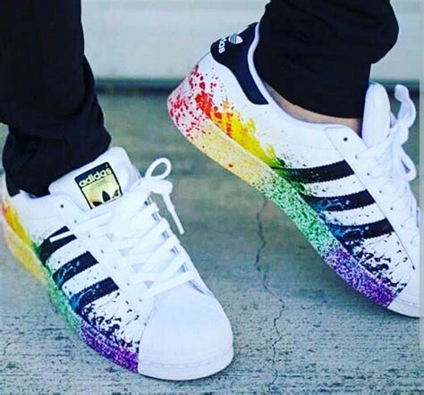 Adidas schuhe in bunt einsatzmoeglichkeit freizeitalltag. #superstars #bunt #adidas | Adidas schuhe frauen, Schuhe ...