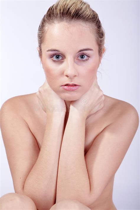 Voici donc un panorama des belles femmes, pulpeuses et célèbres qui s'affirment et s'affichent, chez physique au mois de juillet 2012, la belle femme qui assume ses rondeurs, avait posé nue pour le. Belles Femmes Nues / Souriantes belles femmes nues — Photographie Efetova ... : Bsr je cherche ...