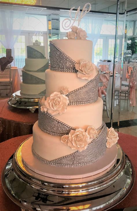 The design uses standard decor and packaging. Sweet Divas | Wedding Cakes - St. Petersburg, FL