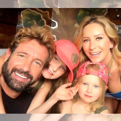 Tras años de una bella y estable relación, los dos actores decidieron dar un gran paso en el 2016 al convertirse en marido y mujer. Gabriel Soto y Geraldine Bazán se reencuentran gracias a ...