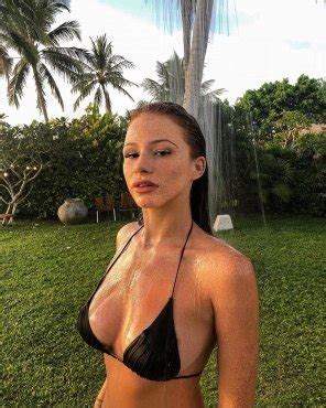 Mature lady brook playing with shaved pussy. Lizzy Causyn - Temtation Island BE Porn Pic - EPORNER
