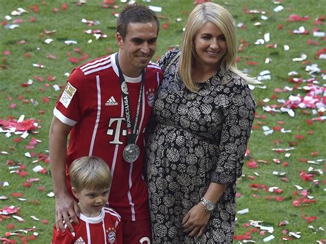 On thursday evening, this news caused deep sadness in the youtube community: Profi-Aus: Schwangere Ehefrau stiehlt Philipp Lahm die Show | Promiflash.de