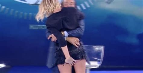 Per supersimo nel 2019 è tornato finalmente il sereno, dopo un 2018 costellato di spine. Alessia Marcuzzi, incidente sexy in diretta tv: "Aiuto ...