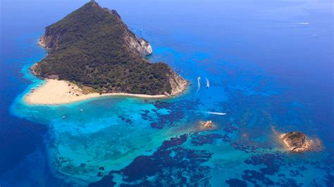 Następnie postój u wybrzeży bezludnej wyspy marathonisi, zwanej wyspą żółwi, gdzie swoje gniazda zakładają żółwie caretta caretta. Marathonisi Isle - Paradise Beach Hotel Zakynthos